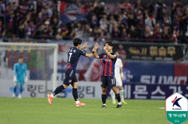 수원FC, 선두 포항 스틸러스의 무패 행진 저지하며 1-0 승리